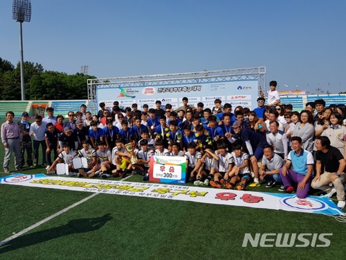  【천안=뉴시스】이종익 기자 = 천안제일고등학교 축구팀이 지난 12일 전북 군산에서 열린 '2018 금석배 전국 고등학교 축구대회' 우승을 차지한 후 기념촬영을 하고 있다.&nbsp; 2018.06.14. (사진=천안제일고 제공)&nbsp; photo@newsis.com