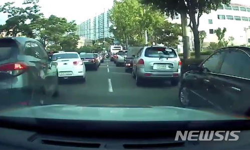 【부산=뉴시스】 하경민 기자 = 부산 사상경찰서는 지난 13일 오후 고열이 발생한 영아와 어머니를 태운 순찰차가 사이렌을 울리며 긴급호송에 나서자 도로의 차량이 길을 열어 주는 '모세의 기적'이 일어났고, 시민들의 적극적인 도움으로 순찰차는 14분 만에 병원에 도착했다고 14일 밝혔다. 2018.06.14. (사진=부산경찰청 제공)yulnetphoto@newsis.com