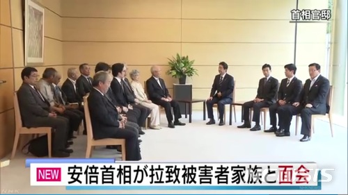 【서울=뉴시스】아베 신조(安倍晋三) 일본 총리가 14일 오후 도쿄(東京) 총리관저에서 북한에 의한 일본인 납치피해자 가족과 면담하고 있다. (사진출처: NHK 캡처) 2018.06.14.