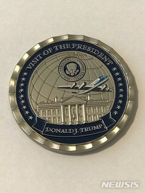【서울=뉴시스】백악관 기념품점이 13일(현지시간) 공개한 북미 정상회담 기념주화의 새 디자인이 기존에 발표했던 것에서 크게 바뀌었다. 사진은 백악관이 5월 21일 공개했던 기념주화의 뒷면 디자인(출처 : 피터 알렉산더 NBC 기자 트위터). 2018. 6. 14
