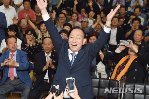 【대전=뉴시스】함형서 기자 = 6.13 전국동시지방선거 대전시교육감 당선이 확실시 되자 설동호 후보가14일 오전 대전 서구 탄방동 자신의 선거사무소에서 만세를 외치며 기뻐하고 있다. 2018.06.14 foodwork23@newsis.com 
