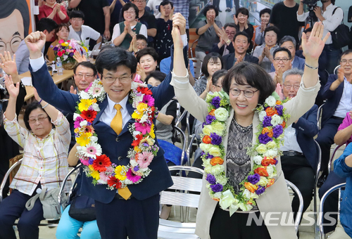 【제주=뉴시스】우장호 기자 = 이석문 제주도교육감 후보가 14일 제주시 자신의 선거사무실에서 당선이 확실시되자 지지자들과 함께 기쁨을 나누고 있다. 2018.06.14. woo1223@newsis.com