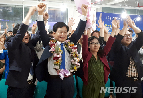 【무안=뉴시스】맹대환 기자 = 6·13 지방선거 전남도교육감 선거에 출마한 장석웅 후보가 14일 오전 개표 결과 당선이 확실시되자 순천 선거사무소에서 지지자들과 환호하고 있다. 2018.06.14 (사진=장 후보 캠프 제공) mdhnews@newsis.com