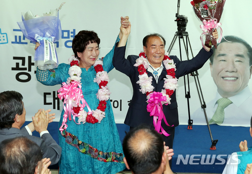 【광주=뉴시스】맹대환 기자 = 6·13 지방선거 광주시교육감 선거에 출마한 장휘국 후보가 14일 오전 개표 결과 당선이 확실시되자 선거사무소에서 부인 김덕희 여사와 함께 환호하고 있다. 2018.06.14 (사진=장휘국 후보 캠프 제공) mdhnews@newsis.com