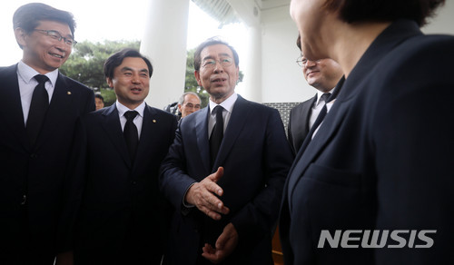 【서울=뉴시스】추상철 기자 =3선 성공후 첫 행보에 나선 박원순 서울시장이 14일 오전 서울 동작구 국립서울현충원에서 헌화와 분향후 구의원 등과 함께 대화하고 있다. 2018.06.14. scchoo@newsis.com