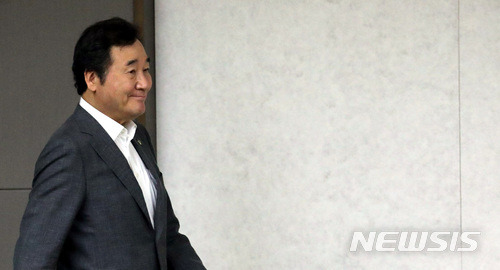 【세종=뉴시스】강종민 기자 = 이낙연 국무총리가 14일 오전 정부세종청사에서 열린 국정현안 점검 조정회의에 참석하고 있다. 2018.06.14.&nbsp; ppkjm@newsis.com