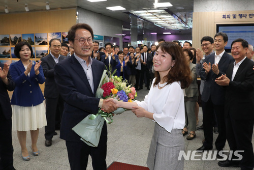 【서울=뉴시스】전진환 기자 = 조희연 서울시교육감이 14일 오전 6·13 전국동시지방선거 당선 후 서울시교육청에 첫 출근을 해 입구에서 직원으로부터 축하 꽃다발을 받고 있다. 2018.06.14. amin2@newsis.com