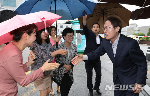 【서울=뉴시스】전진환 기자 = 조희연 서울시교육감이 14일 오전 6·13 전국동시지방선거 당선 후 교육청에 첫 출근 해 입구에서 직원들과 인사하고 있다. 2018.06.14. amin2@newsis.com