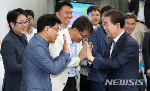 【서울=뉴시스】김선웅 기자 = 3선에 성공한 박원순 서울시장이 14일 오전 서울 중구 서울시청으로 첫 출근을 하며 직원들과 인사를 나누고 있다. 2018.06.14.&nbsp;&nbsp; mangusta@newsis.com