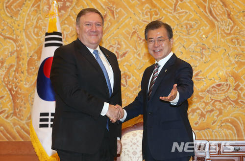 【서울=뉴시스】박진희 기자 = 문재인 대통령이 14일 오전 청와대에서 마이크 폼페이오 미국 국무부 장관을 접견하고 있다. 폼페이오 국무장관은 북미 정상회담 결과에 대한 상세 설명과 '센토사 합의'에 따른 후속 이행방안을 논의하기 위해 13일 1박2일 일정으로 방한했다. 2018.06.14. pak7130@newsis.com