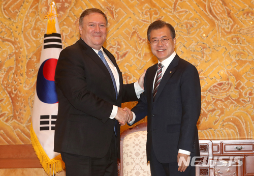 【서울=뉴시스】문재인 대통령과 마이크 폼페이오 미국 국무부 장관의 모습. (사진=뉴시스DB). 2018.06.14.