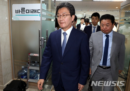 【서울=뉴시스】박영태 기자 = 유승민 바른미래당 공동대표가 14일 오전 서울 영등포구 여의도 바른미래당 당사에서 6.13 전국동시지방선거 패배에 대한 책임을 지고 사퇴 기자회견을 한 후 당사를 떠나고 있다. 2018.06.14. since1999@newsis.com