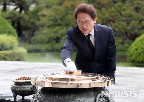 【서울=뉴시스】추상철 기자 =당선후 첫 행보에 나선 조희연 서울시교육감이 14일 오전 서울 동작구 국립서울현충원에서 헌화와 분향을 하고 있다. 2018.06.14. scchoo@newsis.com