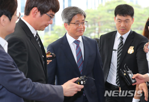 【서울=뉴시스】배훈식 기자 = 김명수 대법원장이 지난 14일 오전 서울 서초구 대법원으로 출근하고 있다. 2018.06.14. dahora83@newsis.com