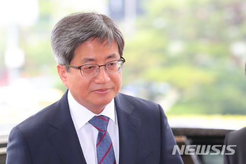 【서울=뉴시스】배훈식 기자 = 김명수 대법원장이 14일 오전 서울 서초구 대법원으로 출근하고 있다. 2018.06.14. dahora83@newsis.com
