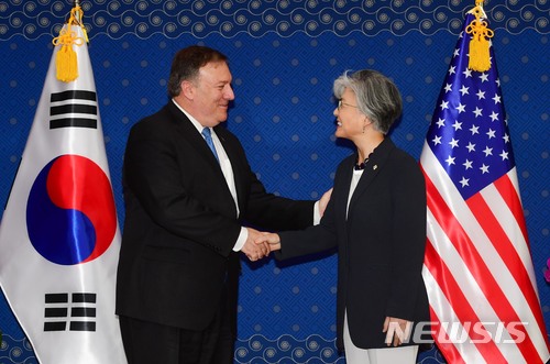 【서울=뉴시스】전진환 기자 = 강경화 외교부장관이 마이크 폼페이오 미 국무부장관과 14일 오전 서울 종로구 외교부청사에서 한-미 외교장관회담에 앞서 악수하고 있다. 2018.06.14. photo@newsis.com