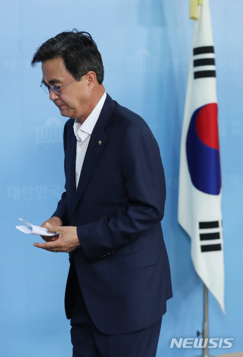 【서울=뉴시스】고승민 기자 = 제7회 전국동시지방선거 및 국회의원 재보궐선거에서 자유한국당이 참패한 14일 오전 서울 여의도 국회에서 자유한국당 김태흠 최고위원이 최고위원직 사퇴의사를 밝힌 뒤 자리를 나서고 있다. 2018.06.14.kkssmm99@newsis.com