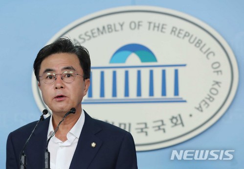 【서울=뉴시스】고승민 기자 = 제7회 전국동시지방선거 및 국회의원 재보궐선거에서 자유한국당이 참패한 14일 오전 서울 여의도 국회에서 자유한국당 김태흠 최고위원이 최고위원직 사퇴 의사를 밝히고 있다. 2018.06.14.kkssmm99@newsis.com