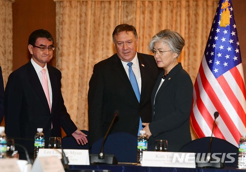 【서울=뉴시스】 전진환 기자 = 강경화 외교부 장관(오른쪽)과 마이크 폼페이오 미국 국무장관, 고노 다로 일본 외무상이 14일 서울 종로구 외교부 청사에서 열린 한미일 외교장관 회담에 참석하고 있다. 2018.06.14. photo@newsis.com