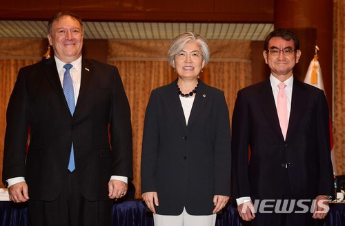 【서울=뉴시스】 전진환 기자 = 강경화 외교부 장관(가운데)과 마이크 폼페이오 미국 국무장관(왼쪽), 고노 다로 일본 외무상이 14일 서울 종로구 외교부 청사에서 열린 한·미·일 외교장관 회담에 앞서 기념촬영을 하고 있다. 2018.06.14. photo@newsis.com
