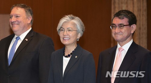 【서울=뉴시스】 전진환 기자 = 강경화(가운데) 외교부 장관과 마이크 폼페이오(왼쪽) 미국 국무장관, 고노 다로 일본 외무상이 14일 오전 서울 외교부 청사에서 열린 한·미·일 외교장관 회담에서 포즈를 취하고 있다. 2018.06.14. photo@newsis.com