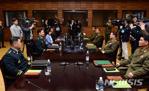 【파주=뉴시스】 김도균 남측 수석대표와 안익산 북측 수석대표가 14일 오전 경기도 파주시 판문점 북측 통일각에서 열린 남북 장성급 회담에서 이야기를 나누고 있다. 2018.06.14. (사진=국방부 제공) photo@newsis.com