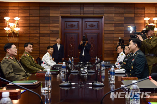【서울=뉴시스】 김도균 남측 수석대표와 안익산 북측 수석대표가 14일 오전 경기도 파주시 판문점 북측 통일각에서 열린 남북 장성급 회담에서 이야기를 나누고 있다. 2018.06.14. (사진=국방부 제공) photo@newsis.com