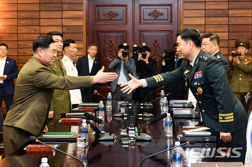 【파주=뉴시스】김도균 남측 수석대표(오른쪽)와 안익산 북측 수석대표(왼쪽)가 14일 오전 경기도 파주시 판문점 북측 통일각에서 열린 남북장성급군사회담에서 악수하고 있다.&nbsp;&nbsp;&nbsp; 남북장성급군사회담은 2007년 12월 이래 10년 6개월만에 열렸다. 2018.06.14. (사진=국방부 제공)&nbsp;&nbsp;&nbsp; photo@newsis.com 