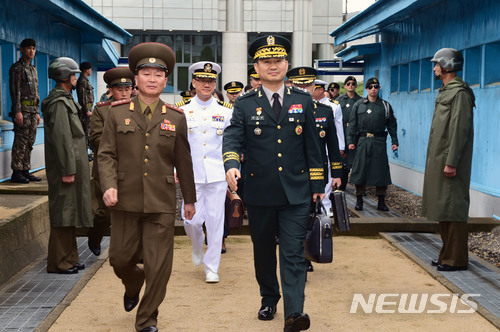 【서울=뉴시스】 김도균 남측 수석대표를 비롯한 남측 대표단이 14일 오전 경기도 파주시 판문점 북측 통일각에서 열린 남북 장성급 회담에 참석하기 위해 군사분계선을 넘고 있다. 2018.06.14. (사진=국방부 제공) photo@newsis.com