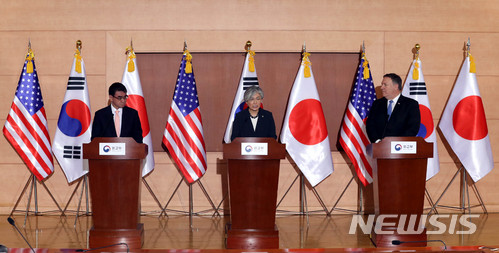 【서울=뉴시스】전진환 기자 = 강경화 외교부장관이 마이크 폼페이오 미국 국무부장관, 고노 다로 일본 외무상과 14일 오전 서울 종로구 외교부청사에서 한·미·일 외교장관 회담 공동기자회견을 하고 있다. 2018.06.14. amin2@newsis.com