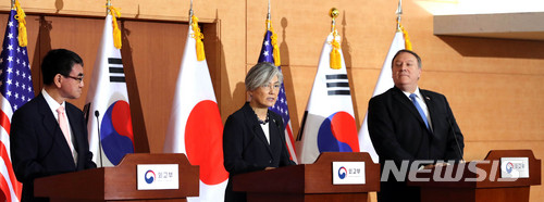 【서울=뉴시스】전진환 기자 = 강경화 외교부장관이 마이크 폼페이오 미국 국무부장관, 고노 다로 일본 외무상과 지난달 14일 서울 종로구 외교부청사에서 한·미·일 외교장관 회담 공동기자회견을 하고 있다. 2018.07.07 amin2@newsis.com