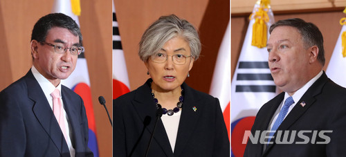 【서울=뉴시스】전진환 기자 = 강경화 외교부장관이 마이크 폼페이오 미국 국무부장관, 고노 다로 일본 외무상과 지난달 14일 서울 종로구 외교부청사에서 한·미·일 외교장관 회담 공동기자회견을 하고 있다. 2018.07.04. amin2@newsis.com