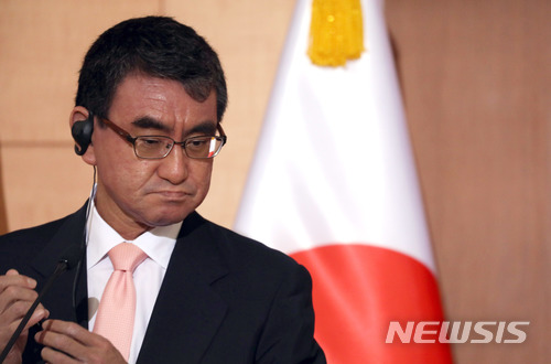 일본 외상 "ICBM 미공개 북한 열병식, 비핵화 의사 표시" 기대