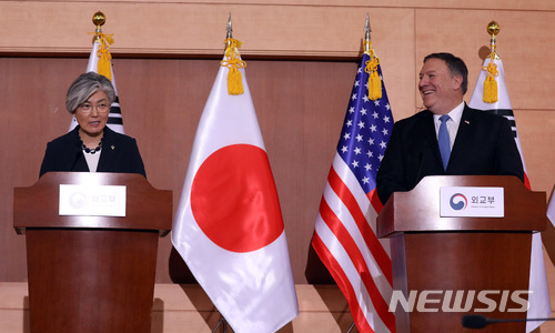 강경화-폼페이오 통화… "북미간 핫라인 구체적 추진 안돼"