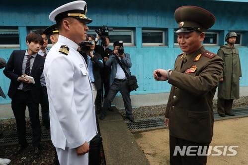 【파주=뉴시스】 사진공동취재단 = 14일 오전 경기도 파주시 판문점에서 남북 장성급 회담 남측 대표단을 인솔하기 위해 군사분계선으로 온 북측 군관계자가 시간을 확인하고 있다. 남북 장성급 회담은 2007년 12월 이래 10년 6개월여만에 열렸다. 2018.06.14. photo@newsis.com