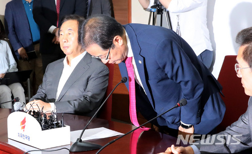 【서울=뉴시스】박영태 기자 = 홍준표 자유한국당 대표가 14일 오후 서울 영등포구 여의도 자유한국당 당사에서 6.13 전국동시지방선거 패배에 대한 책임을 지고 사퇴 기자회견을 한 후 인사를 하고 있다. 2018.06.14. since1999@newsis.com