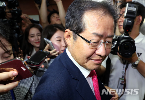 【서울=뉴시스】박영태 기자 = 자유한국당 홍준표 대표가 14일 오후 서울 여의도 자유한국당사에서 6·13 지방선거 참패에 대한 모든 책임을 지겠다고 밝힌 뒤 당사를 나서고 있다. 2018.06.14.photo@newsis.com