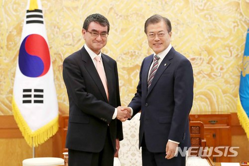 【서울=뉴시스】전신 기자 = 문재인 대통령이 14일 청와대 본관 접견실에서 고노 다로 일본 외무상과 만나 악수하고 있다. 2018.06.14.&nbsp; photo1006@newsis.com