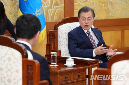 【서울=뉴시스】전신 기자 = 문재인 대통령이 14일 청와대 본관 접견실에서 고노 다로 일본 외무상과 만나 환담하고 있다. 2018.06.14.&nbsp; photo1006@newsis.com