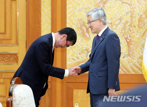【서울=뉴시스】전신 기자 = 남관표 국가안보실 2차장이 14일 청와대 본관 접견실에서 고노 다로 일본 외무상과 만나 악수하고 있다. 2018.06.14.  photo1006@newsis.com