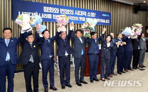 【서울=뉴시스】이종철 기자 = 14일 오후 서울 여의도 국회에서 열린 더불어민주당 의총에서 추미애 대표와 홍영표 원내대표가 국회의원 재보궐 선거에서 당선된 최재성 송파을 국회의원 당선인을 포함한 당선인들과 포즈를 취하고 있다. 2018.06.14. jc4321@newsis.com