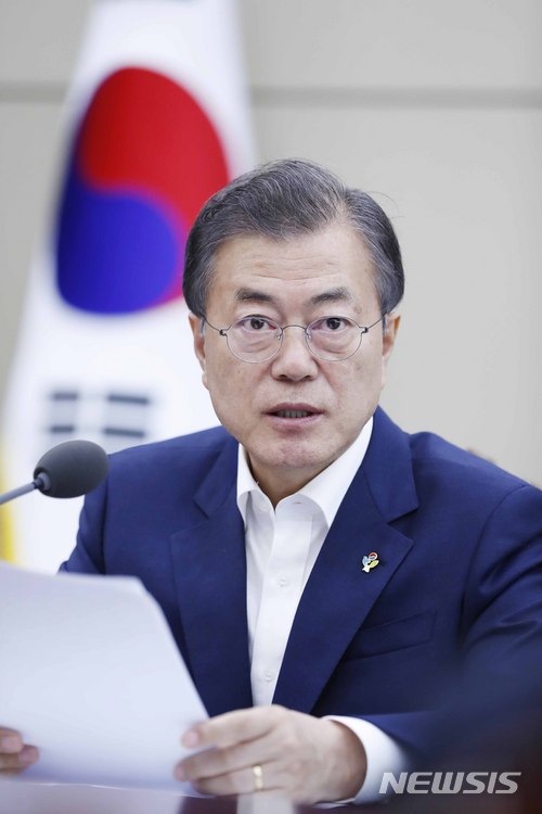 【서울=뉴시스】문재인 대통령이 14일 청와대 여민관 소회의실에서 북미 정상회담의 센토사 합의 이행 후속 조처 방안을 논의하기 위해 열린 국가안전보장회의(NSC) 전체회의를 주재하고 있다. 2017.06.14. (사진=청와대 제공) photo@newsis.com