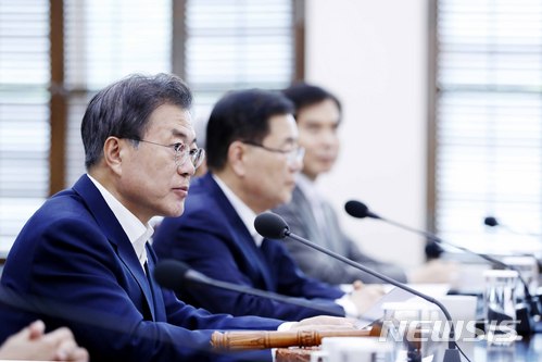 【서울=뉴시스】문재인 대통령이 14일 청와대 여민관 소회의실에서 북미 정상회담의 센토사 합의 이행 후속 조처 방안을 논의하기 위해 열린 국가안전보장회의(NSC) 전체회의를 주재하고 있다. 2017.06.14. (사진=청와대 제공)&nbsp; photo@newsis.com