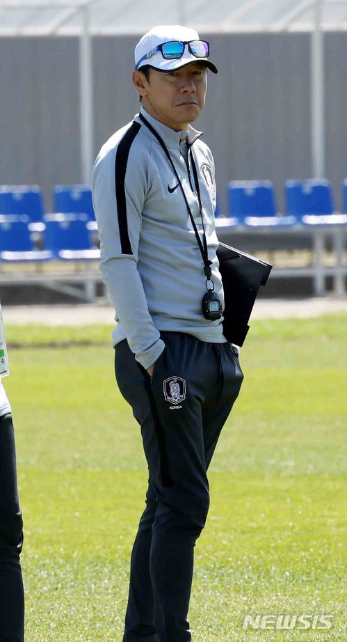【상트페테르부르크(러시아)=뉴시스】고범준 기자 = 14일(현지시간) 오전 한국 축구대표팀 신태용 감독이 베이스캠프인 러시아 상트페테르부르크 로모노소프 스파르타크 스타디움에서 선수들의 훈련을 지켜보고 있다. 대한민국 축구 대표팀은 오는 18일 스웨덴, 24일 멕시코, 27일 독일과 각각 조별리그를 치른다. 2018.06.14. bjko@newsis.com