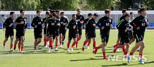【상트페테르부르크(러시아)=뉴시스】고범준 기자 = 14일(현지시간) 오전 한국 축구대표팀 선수들이 베이스캠프인 러시아 상트페테르부르크 로모노소프 스파르타크 스타디움에서 훈련을 하고 있다. 대한민국 축구 대표팀은 오는 18일 스웨덴, 24일 멕시코, 27일 독일과 각각 조별리그를 치른다. 2018.06.14. bjko@newsis.com