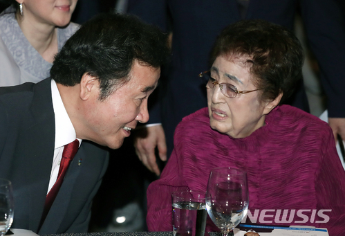 【서울=뉴시스】고승민 기자 = 14일 오후 서울 여의도 63빌딩에서 열린 6.15 남북정상회담 18주년 기념 학술회의 및 기념식에서 이희호(오른쪽) 김대중평화센터 이사장이 이낙연 국무총리와 대화하고 있다. 2018.06.14.kkssmm99@newsis.com