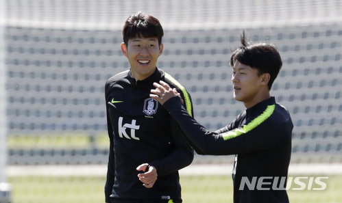 손흥민(왼쪽)과 이승우