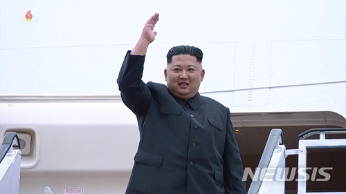 【서울=뉴시스】14일 북한 조선중앙TV가 김정은 위원장의 북미 정상회담 방문기를 담은 영상을 공개했다. 영상은 김 위원장이 중국 민항기에 올라 지도부들에게 손 흔드는 모습. 2018.06.14. (사진=조선중앙TV 캡쳐)  photo@newsis.com 