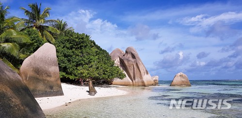 【빅토리아(세이셸)=뉴시스】김정환 기자 = 영국 BBC가 꼽은 '세계 최고의 해변'인 세이셸 라 디그섬의 '앙스 수스 다정'. ace@newsis.com