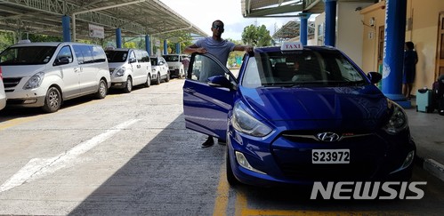 【빅토리아(세이셸)=뉴시스】김정환 기자 = 세이셸 마헤섬 내 가이드 겸 택시기사 말론 파나가리씨와 현대차 '엑센트'다. 영국식으로 우핸들이다. ace@newsis.com